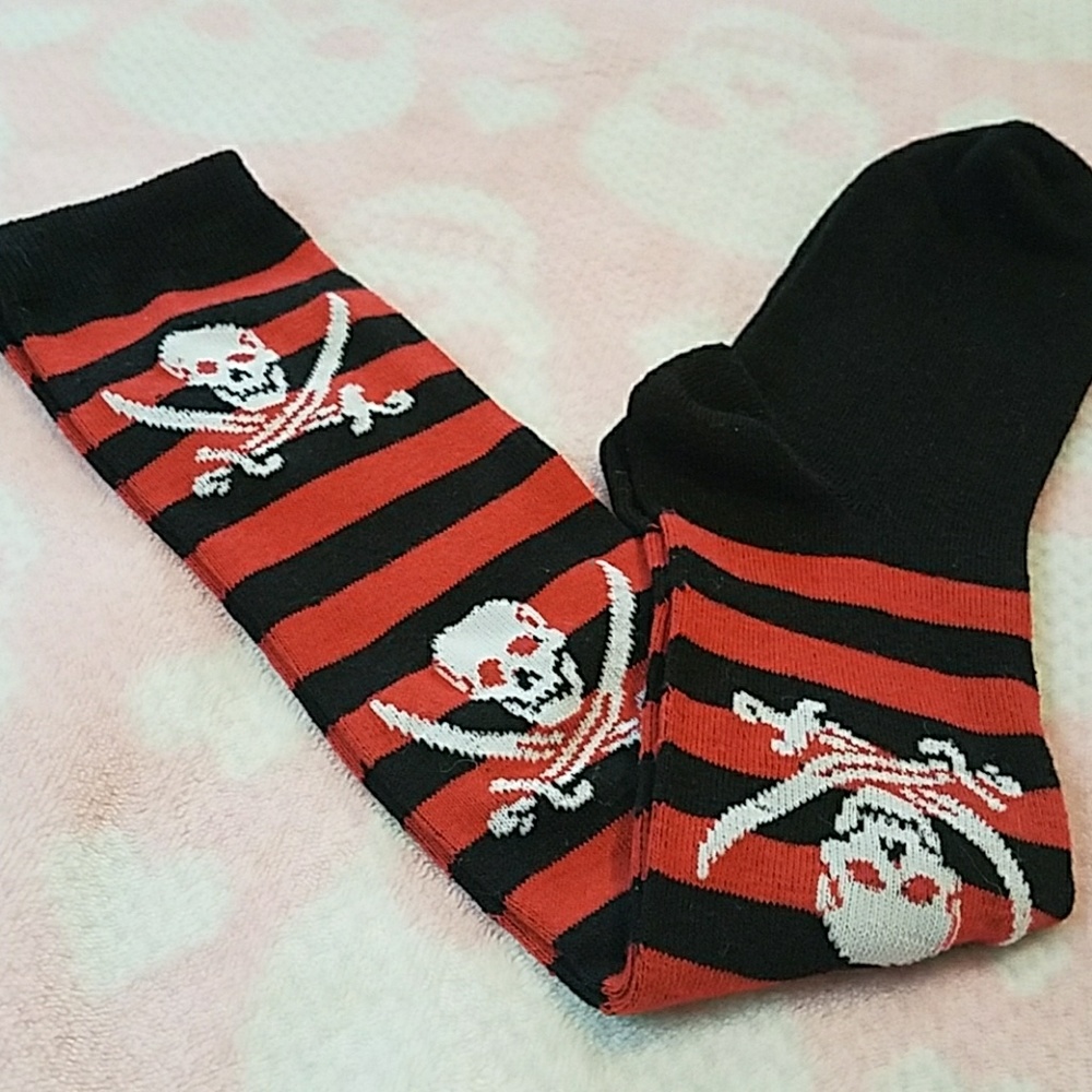 🦄 NWOT Knee-high skull socks